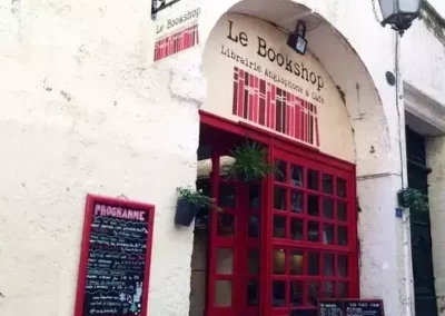 Devanture de la librairie Le Bookshop