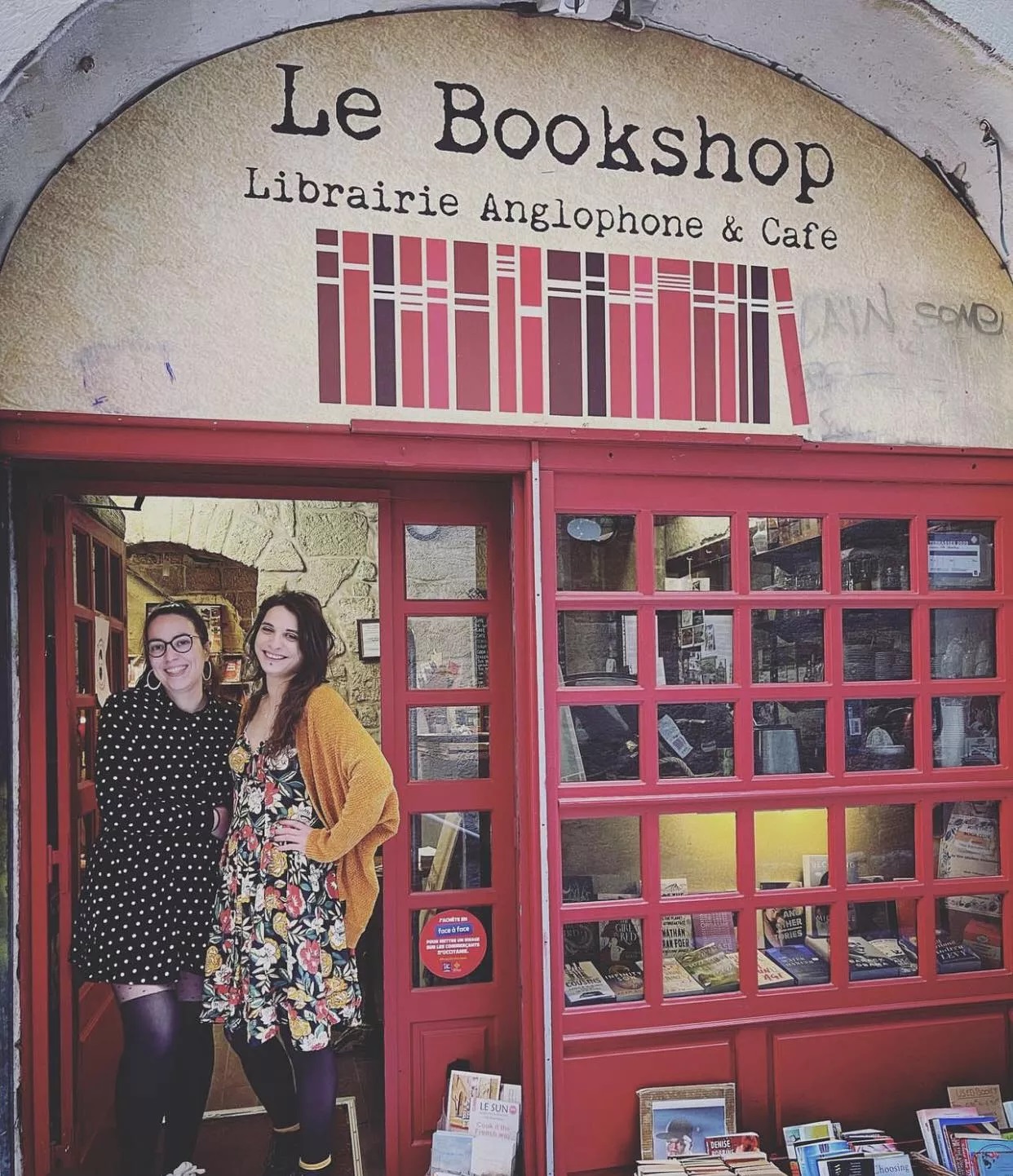 Manon & Salomé devant Le Bookshop